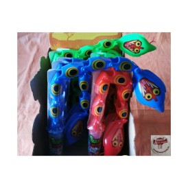 Ce serpent cobra avec un long corps articuler est de plusieurs couleurs