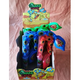 Ce serpent cobra avec un long corps articuler est de plusieurs couleurs
